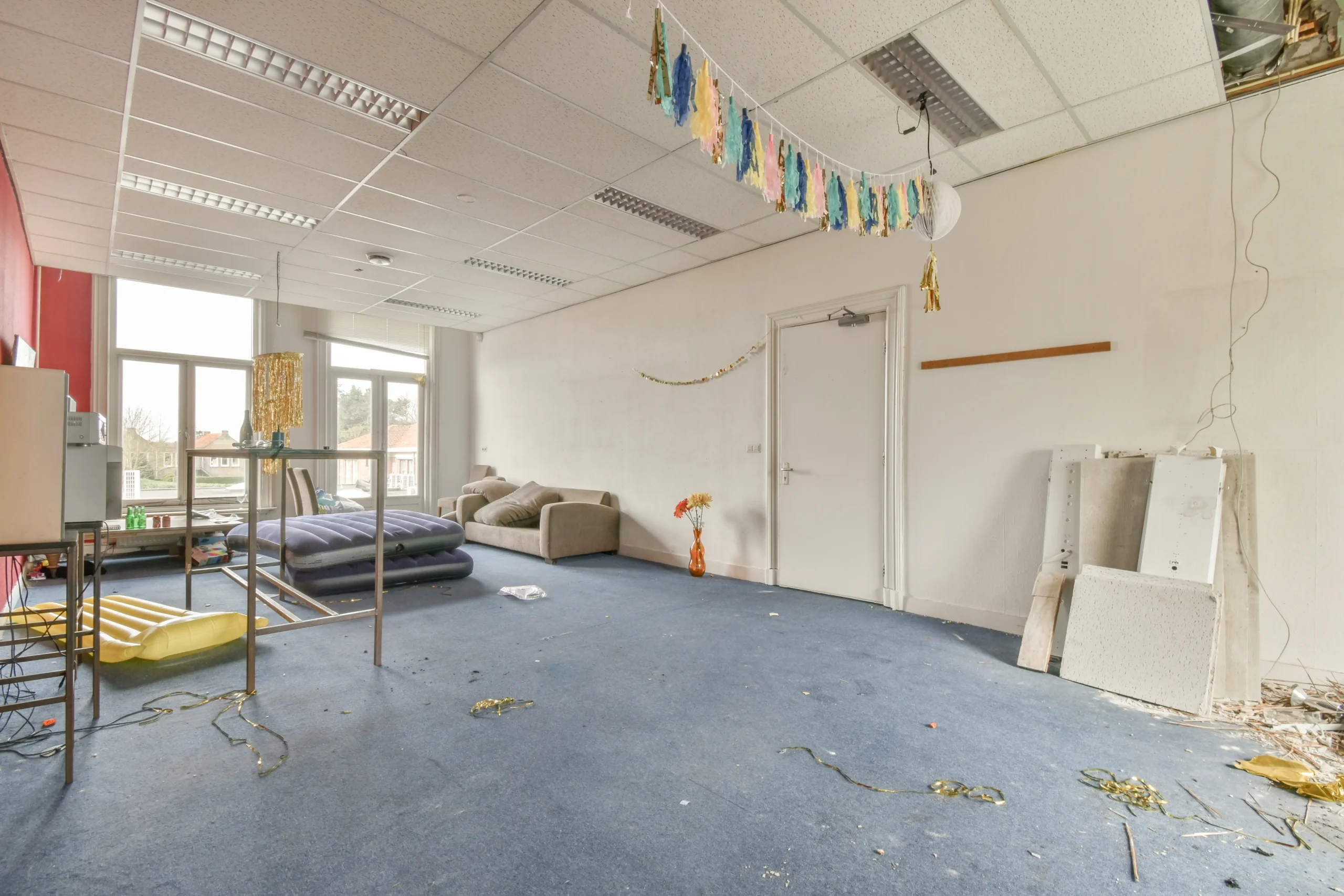 Limpieza de oficinas Barcelona después de retirar muebles y objetos del espacio de trabajo