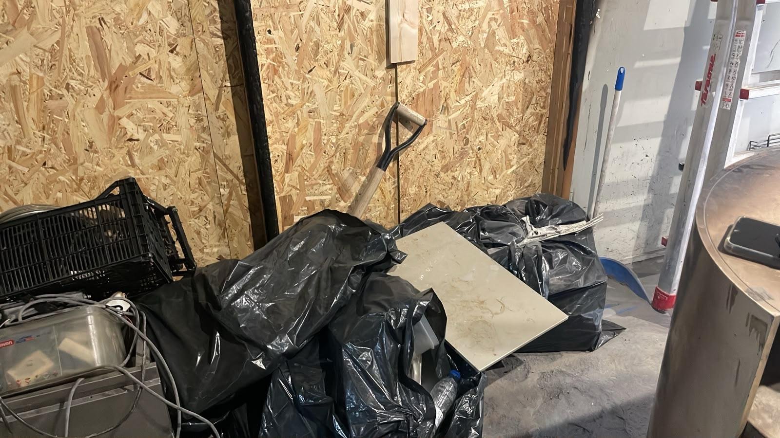 Recogida de muebles de oficina en Barcelona con retirada profesional de mesas, sillas y mobiliario